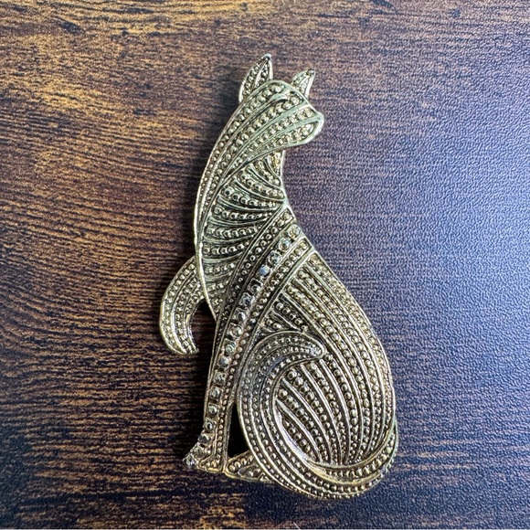 Gold Tone Cat Brooch Textured - Picture 9 of 9